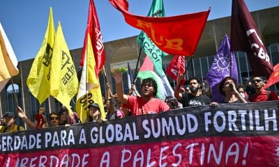 Personas protestan por la liberación de la Flotilla Global Sumud, que se dirigía a Gaza con ayuda humanitaria, este jueves en Brasilia (Brasil). EFE/ Andre Borges