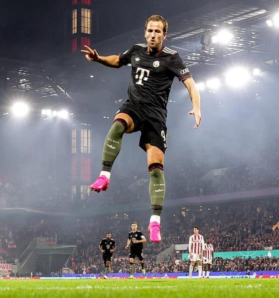 El jugado del Bayern Harry Kane (C) celebra el 2-1 durante el partido de la DFB Cup que han jugado FC Cologne y Bayern Munich, en Colonia, Alemania. EFE/EPA/CHRISTOPHER NEUNDORF