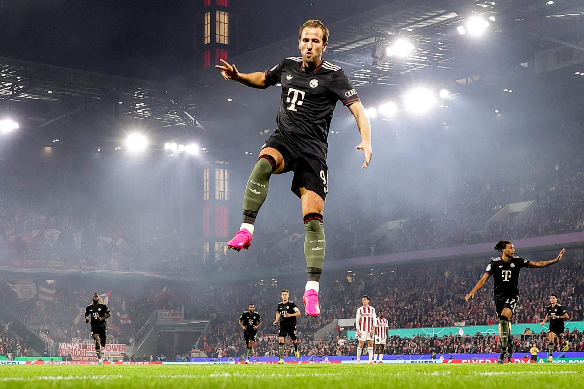 El jugado del Bayern Harry Kane (C) celebra el 2-1 durante el partido de la DFB Cup que han jugado FC Cologne y Bayern Munich, en Colonia, Alemania. EFE/EPA/CHRISTOPHER NEUNDORF