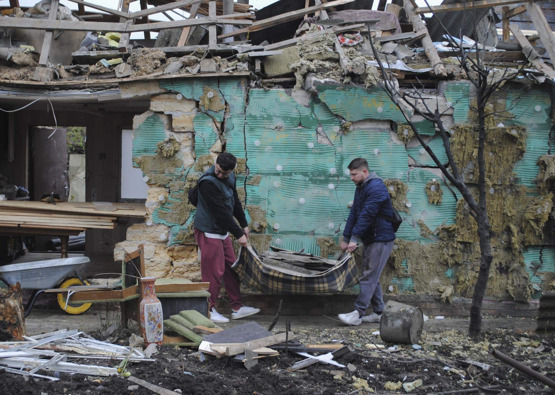 Daños en un edificio de Odesa este 11 de octubre. EFE/EPA/IGOR TKACHENKO