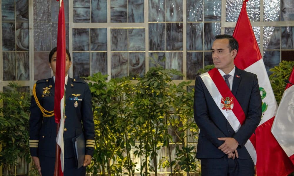El presidente interino de Perú, José Jerí (d), el pasado 14 de octubre, durante la juramentación de su gabinete de ministros, en el Palacio de Gobierno, en Lima (Perú). EFE/John Reyes