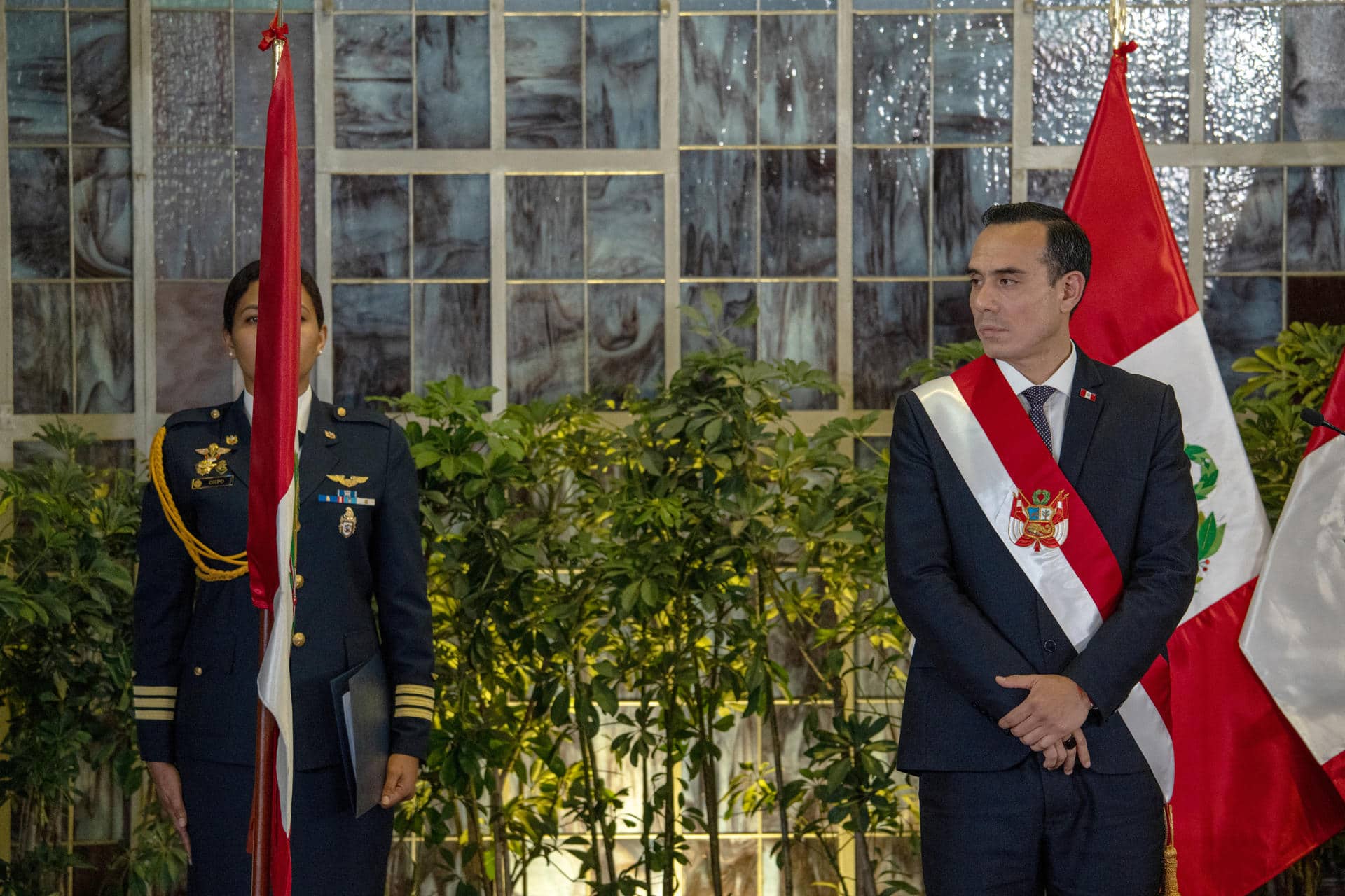 El presidente interino de Perú, José Jerí (d), el pasado 14 de octubre, durante la juramentación de su gabinete de ministros, en el Palacio de Gobierno, en Lima (Perú). EFE/John Reyes