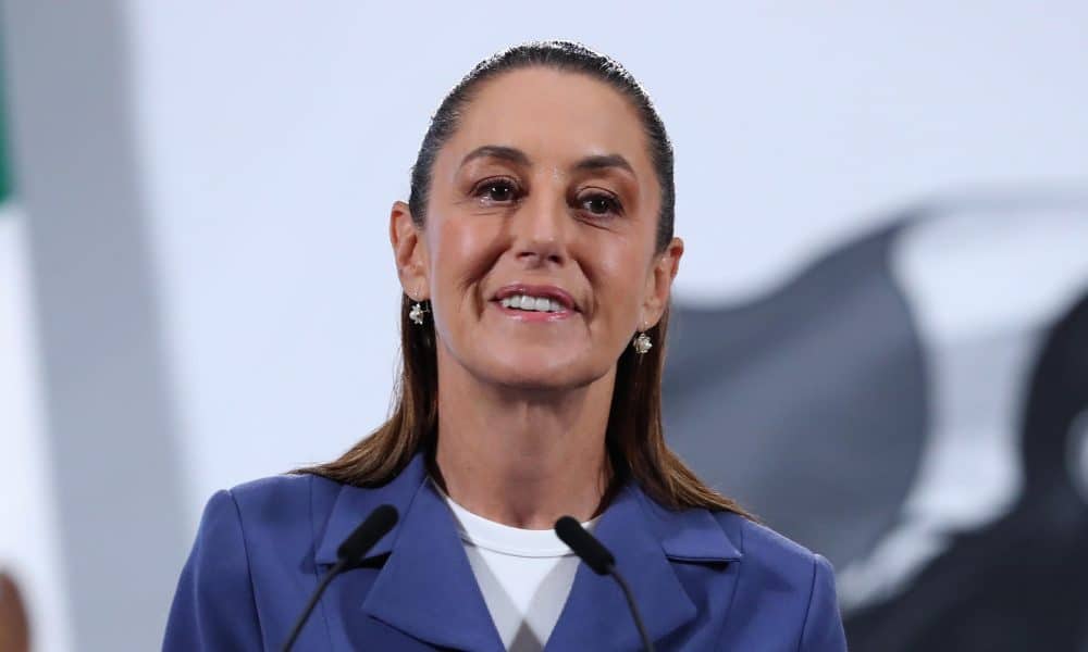 La presidenta de México, Claudia Sheinbaum, habla en una rueda de prensa este lunes, en Palacio Nacional de la Ciudad de México (México).  EFE/Mario Guzmán