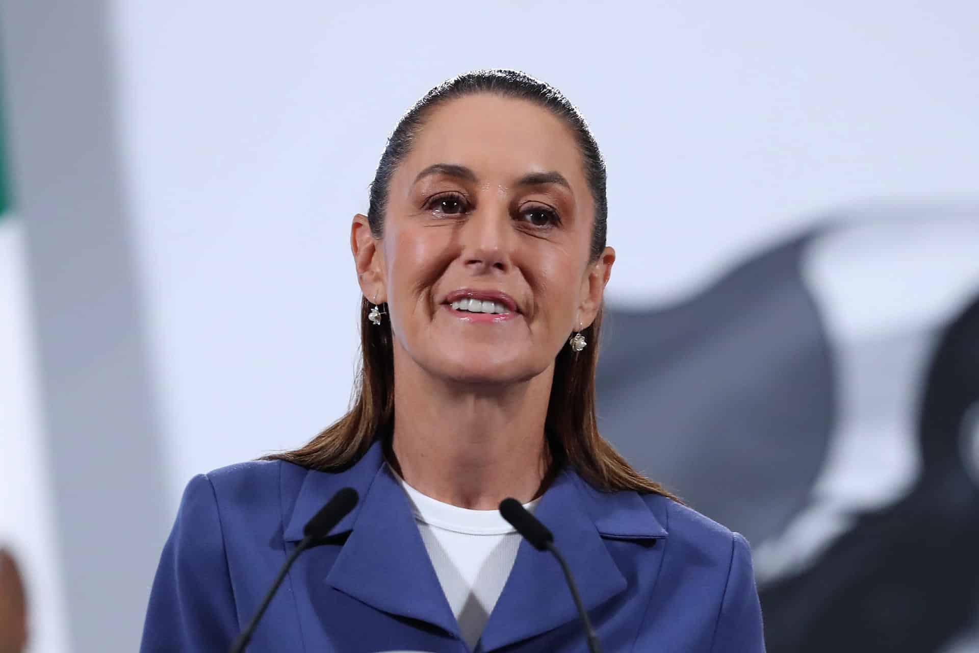 La presidenta de México, Claudia Sheinbaum, habla en una rueda de prensa este lunes, en Palacio Nacional de la Ciudad de México (México).  EFE/Mario Guzmán