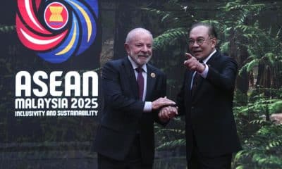 El presidente de Brasil, Luiz Inacio Lula da Silva (i), junto al primer ministro de Malasia, Anwar Ibrahim (d), durante la cumbre de la ASEAN en Malasia.
EFE/EPA/Rafiq Maqbool / POOL