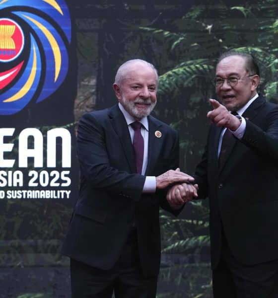 El presidente de Brasil, Luiz Inacio Lula da Silva (i), junto al primer ministro de Malasia, Anwar Ibrahim (d), durante la cumbre de la ASEAN en Malasia.
EFE/EPA/Rafiq Maqbool / POOL