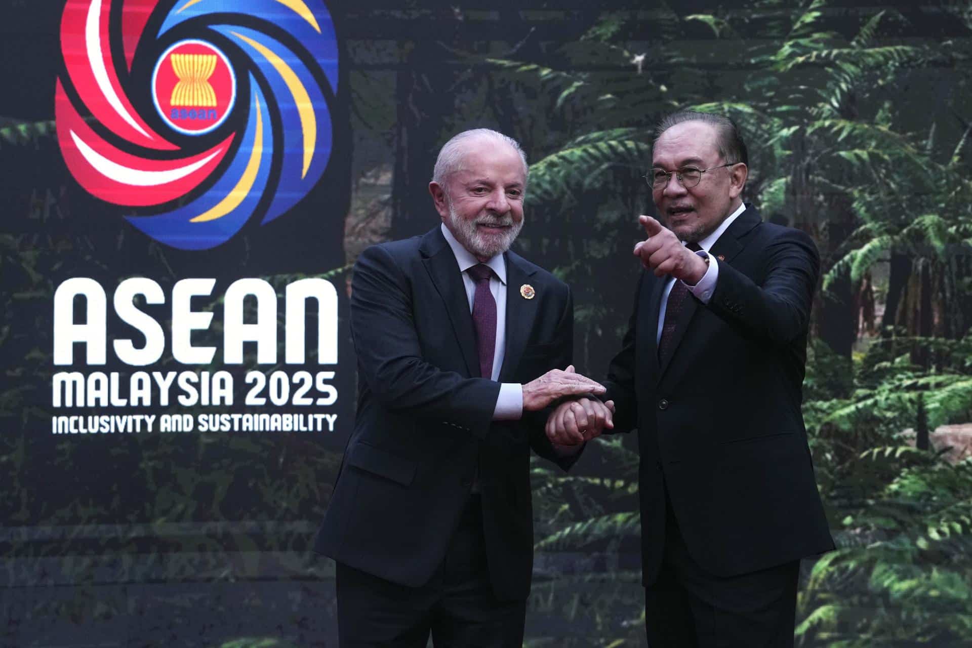 El presidente de Brasil, Luiz Inacio Lula da Silva (i), junto al primer ministro de Malasia, Anwar Ibrahim (d), durante la cumbre de la ASEAN en Malasia.
EFE/EPA/Rafiq Maqbool / POOL