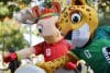 Las mascotas de la Copa Mundial de la FIFA 2026 Zayu (d) y Mapple se presentan este miércoles, en el centro histórico de Guadalajara (México). Las mascotas del Mundial 2026 llegaron a la tierra del mariachi y del tequila para promocionar a Guadalajara (oeste de México) como una de las 16 sedes de la justa más importante del balompié. EFE/ Francisco Guasco