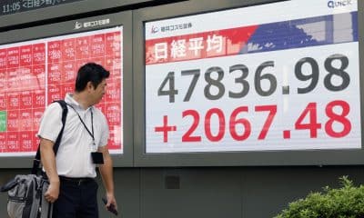 Un transeúnte fue captado este lunes, 6 de octubre, al observar una pantalla con los índices del mercado de valores de la Bolsa de Tokio, donde su principal indicador, el Nikkei, alcanzó su máximo histórico intradía (47.873,4 puntos), en Tokio (Japón). EFE/Franck Robichon