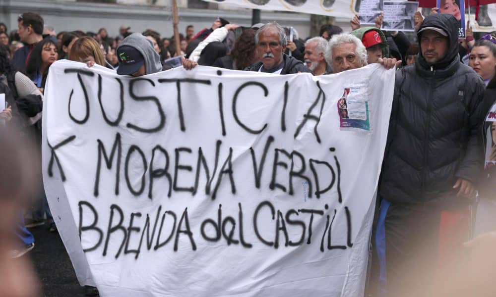 Foto de archivo de personas participan en una manifestación por el feminicidio de Brenda Loreley Del Castillo, Morena Verdi y Lara Morena Gutiérrez, en Buenos Aires (Argentina). EFE/ Adan González