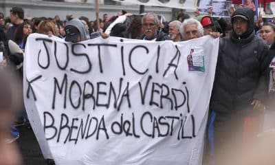 Foto de archivo de personas participan en una manifestación por el feminicidio de Brenda Loreley Del Castillo, Morena Verdi y Lara Morena Gutiérrez, en Buenos Aires (Argentina). EFE/ Adan González