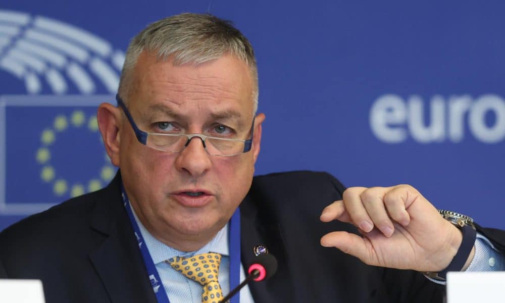 Foto de archivo del comisario europeo de Asociaciones Internacionales, Jozef Síkela. EFE/EPA/OLIVIER HOSLET