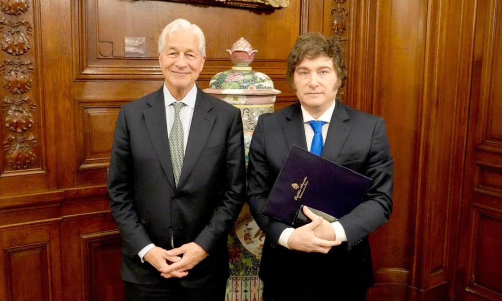 Fotografía cedida por la Presidencia de Argentina de su mandatario, Javier Milei, posando junto al director ejecutivo del banco de inversión estadounidense JPMorgan, Jamie Dimon, este viernes en Buenos Aires (Argentina). EFE/ Presidencia de Argentina /