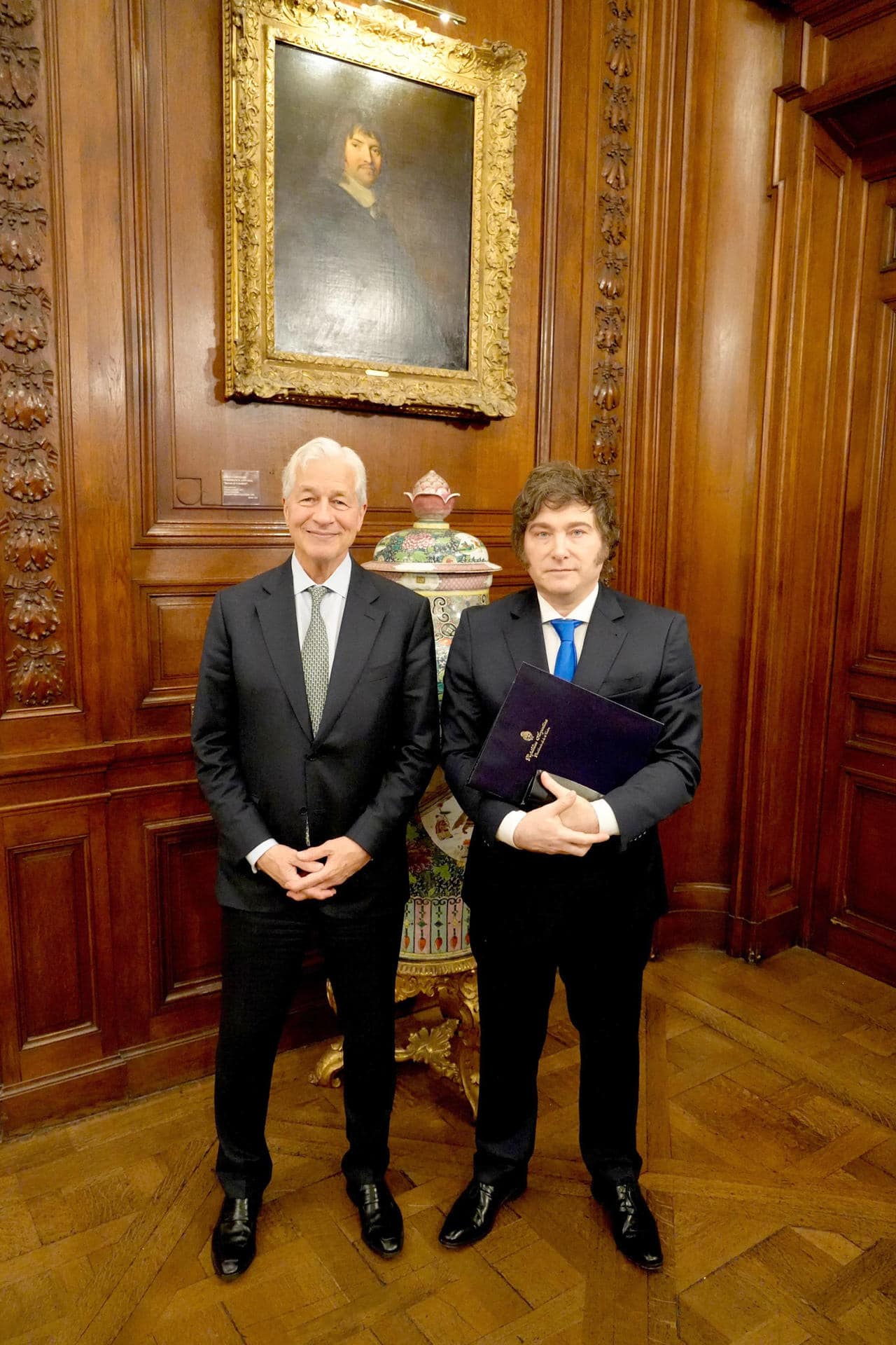 Fotografía cedida por la Presidencia de Argentina de su mandatario, Javier Milei, posando junto al director ejecutivo del banco de inversión estadounidense JPMorgan, Jamie Dimon, este viernes en Buenos Aires (Argentina). EFE/ Presidencia de Argentina /