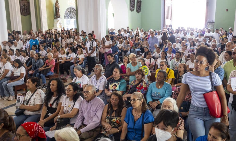 Feligreses asisten a una misa por los santos José Gregorio Hernández y Carmen Rendiles en la iglesia La Candelaria este sábado, en Caracas (Venezuela). EFE/ Miguel Gutiérrez