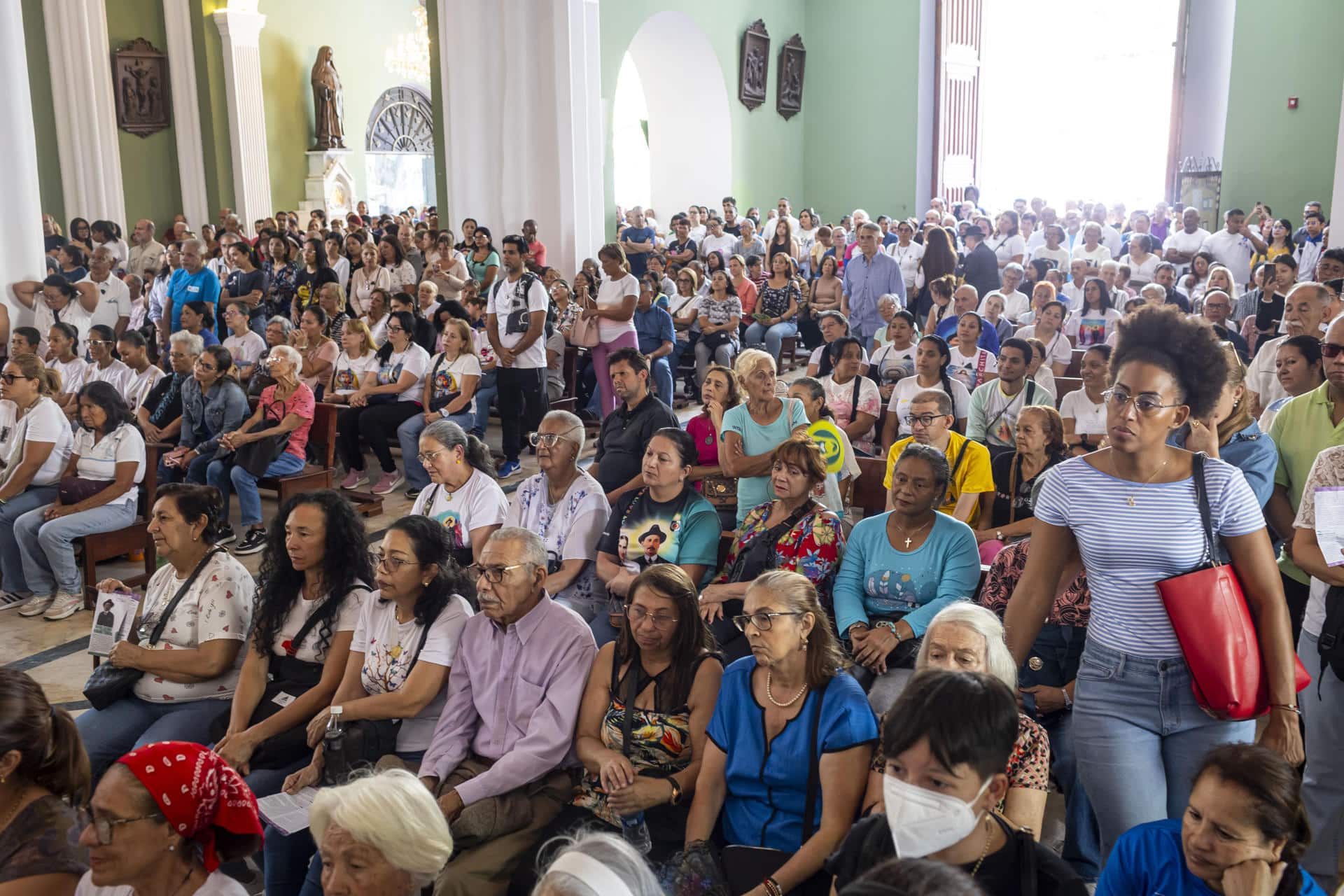 Feligreses asisten a una misa por los santos José Gregorio Hernández y Carmen Rendiles en la iglesia La Candelaria este sábado, en Caracas (Venezuela). EFE/ Miguel Gutiérrez
