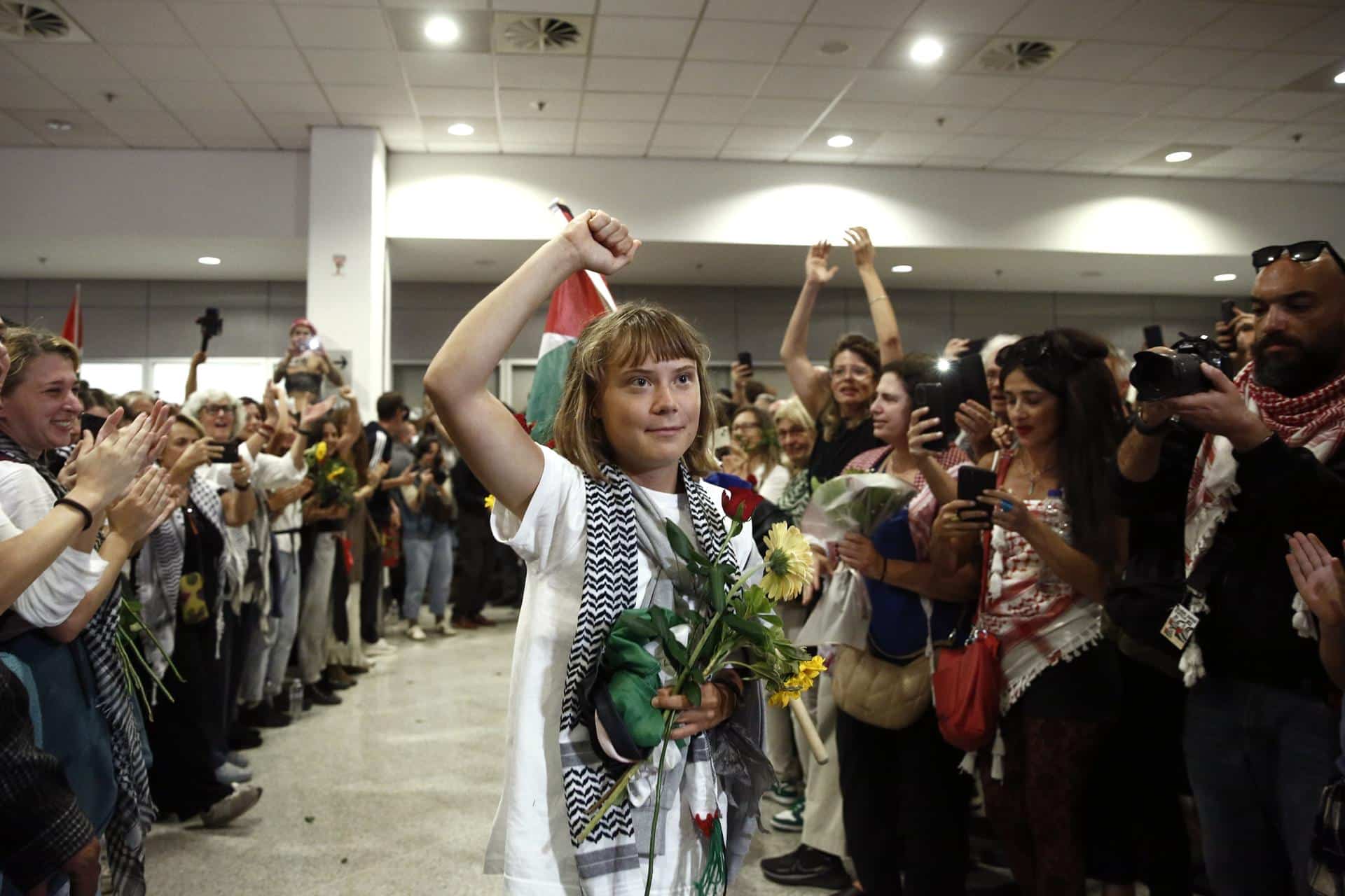 La activista sueca Greta Thunberg levanta el puño al llegar entre 134 ciudadanos de 15 países europeos, incluidos 27 ciudadanos griegos, al aeropuerto internacional griego Eleftherios Venizelos en Spata, cerca de Atenas, Grecia, el 6 de octubre de 2025. EFE/EPA/Yannis Kolesidis