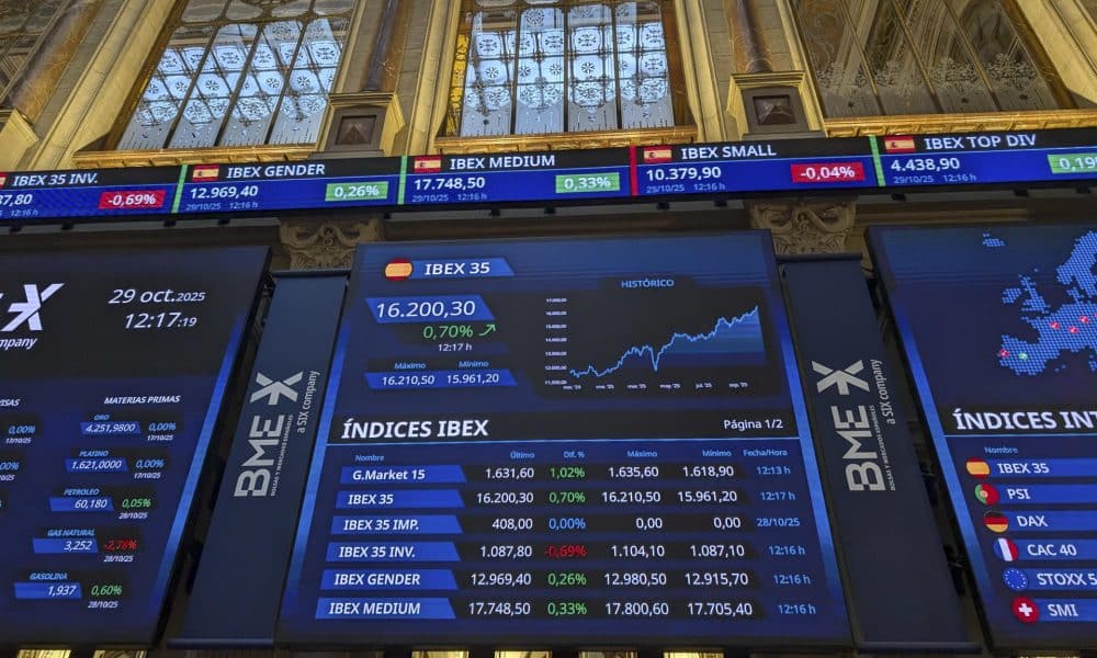 La Bolsa española registra un nuevo récord histórico al alcanzar este miércoles los 16.100 puntos, gracias al empuje del Banco Santander, y cierra con ganancias del 0,39 % , a 16.150,1 enteros. EFE/ Vega Alonso