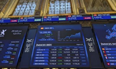 La Bolsa española registra un nuevo récord histórico al alcanzar este miércoles los 16.100 puntos, gracias al empuje del Banco Santander, y cierra con ganancias del 0,39 % , a 16.150,1 enteros. EFE/ Vega Alonso