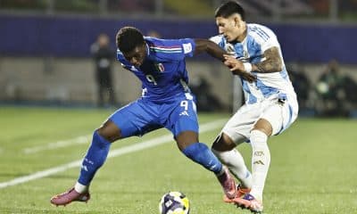 Tobías Ramírez (d) de Argentina disputa el balón con Ismael Konate de Italia en un partido del grupo D de la Copa Mundial Sub-20. EFE/ Osvaldo Villarroel