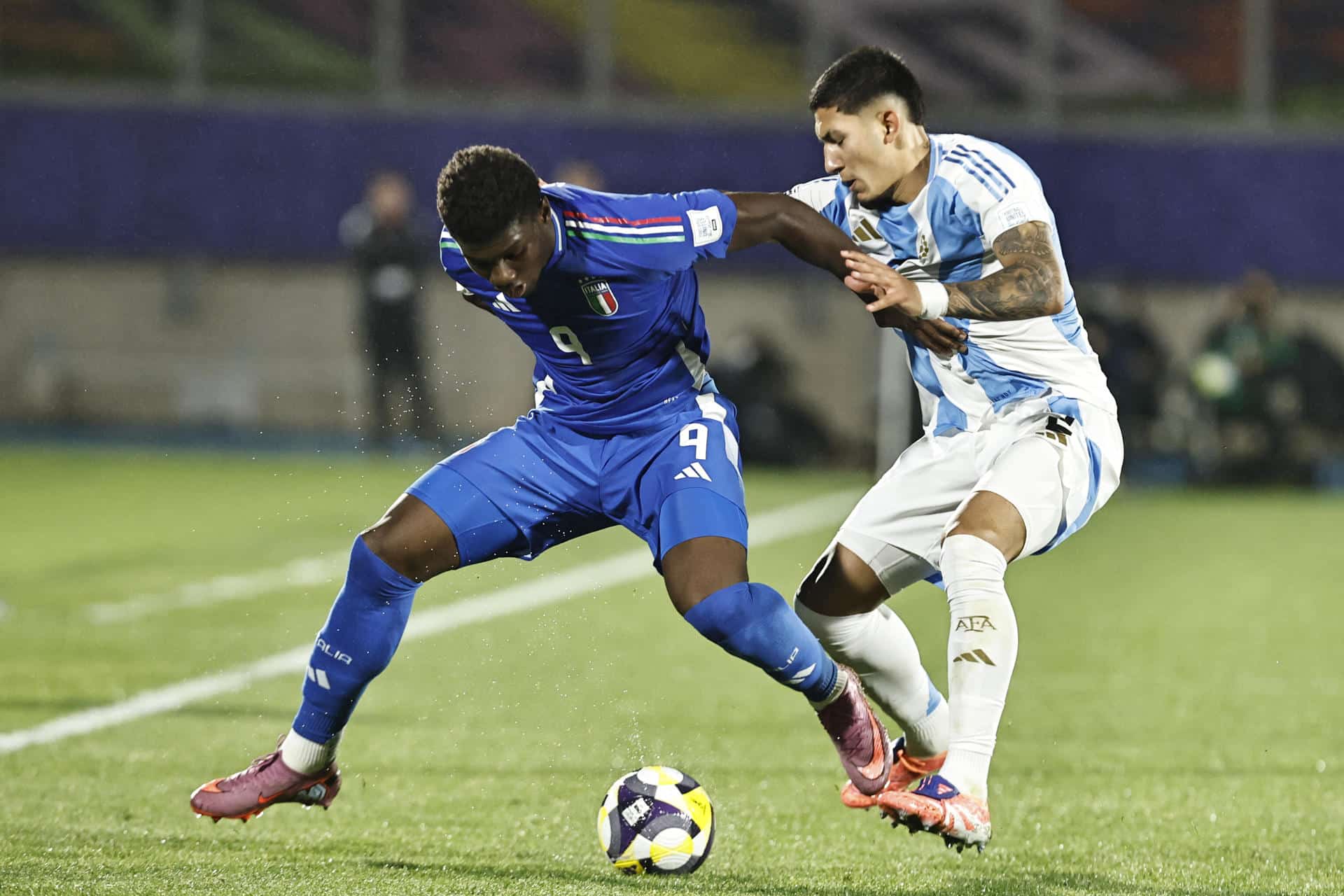 Tobías Ramírez (d) de Argentina disputa el balón con Ismael Konate de Italia en un partido del grupo D de la Copa Mundial Sub-20. EFE/ Osvaldo Villarroel