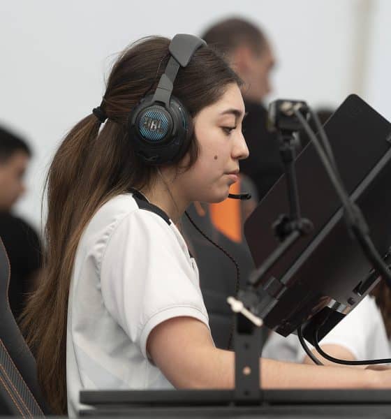 Fotografía cedida por la Liga de Videojuegos Profesional, donde se observa a la jugadora Ivy durante un torneo de videojuegos en la Ciudad de México (México). EFE/ Liga de Videojuegos Profesional /SOLO USO EDITORIAL/NO VENTAS/SOLO DISPONIBLE PARA ILUSTRAR LA NOTICIA QUE ACOMPAÑA (CRÉDITO OBLIGATORIO)