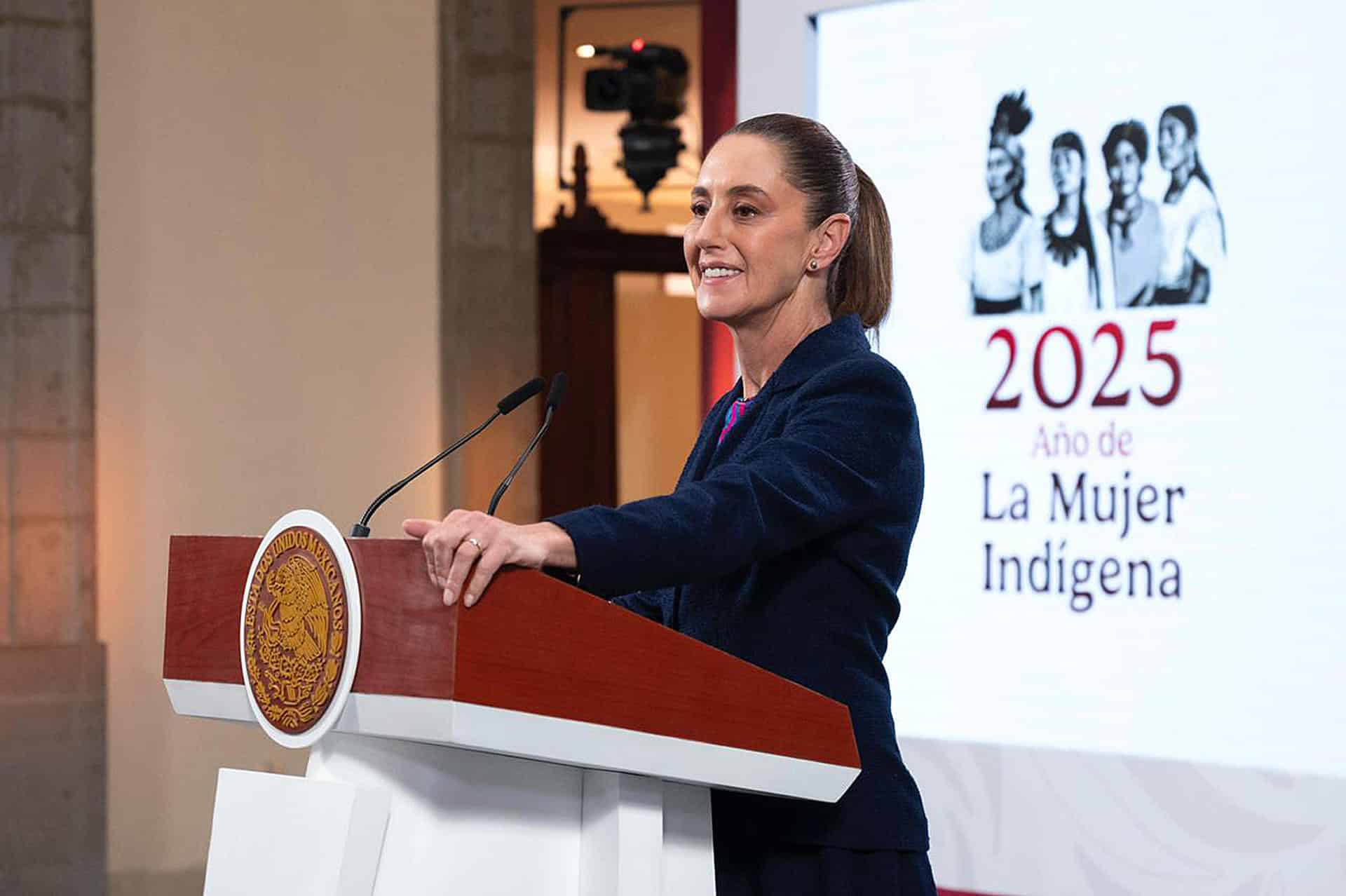Fotografía cedida por la Presidencia de México de su mandataria, Claudia Sheinbaum, hablando durante su conferencia de prensa diaria este miércoles, en el Palacio Nacional de la Ciudad de México (México).  EFE/ Presidencia de México /SOLO USO EDITORIAL/NO VENTAS/SOLO DISPONIBLE PARA ILUSTRAR LA NOTICIA QUE ACOMPAÑA (CRÉDITO OBLIGATORIO)