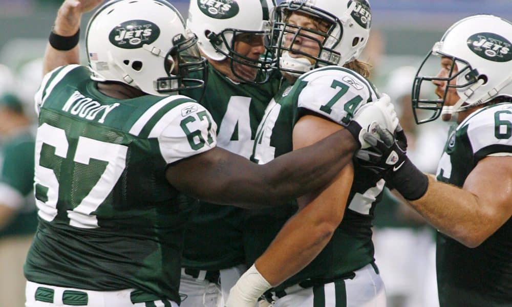 Nick Mangold (cd) en una foto de archivo. La leyenda de los New York Jets de la NFL falleció este domingo a los 41 años por complicaciones renales. EFE/JASON SZENES