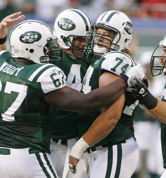 Nick Mangold (cd) en una foto de archivo. La leyenda de los New York Jets de la NFL falleció este domingo a los 41 años por complicaciones renales. EFE/JASON SZENES