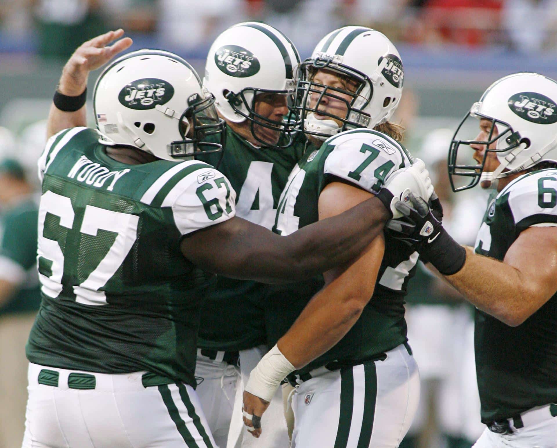 Nick Mangold (cd) en una foto de archivo. La leyenda de los New York Jets de la NFL falleció este domingo a los 41 años por complicaciones renales. EFE/JASON SZENES