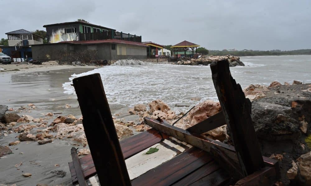 Fotografía de la playa pesquera de Port Henderson ayer lunes en Jamaica. EFE/Rudolph Brown