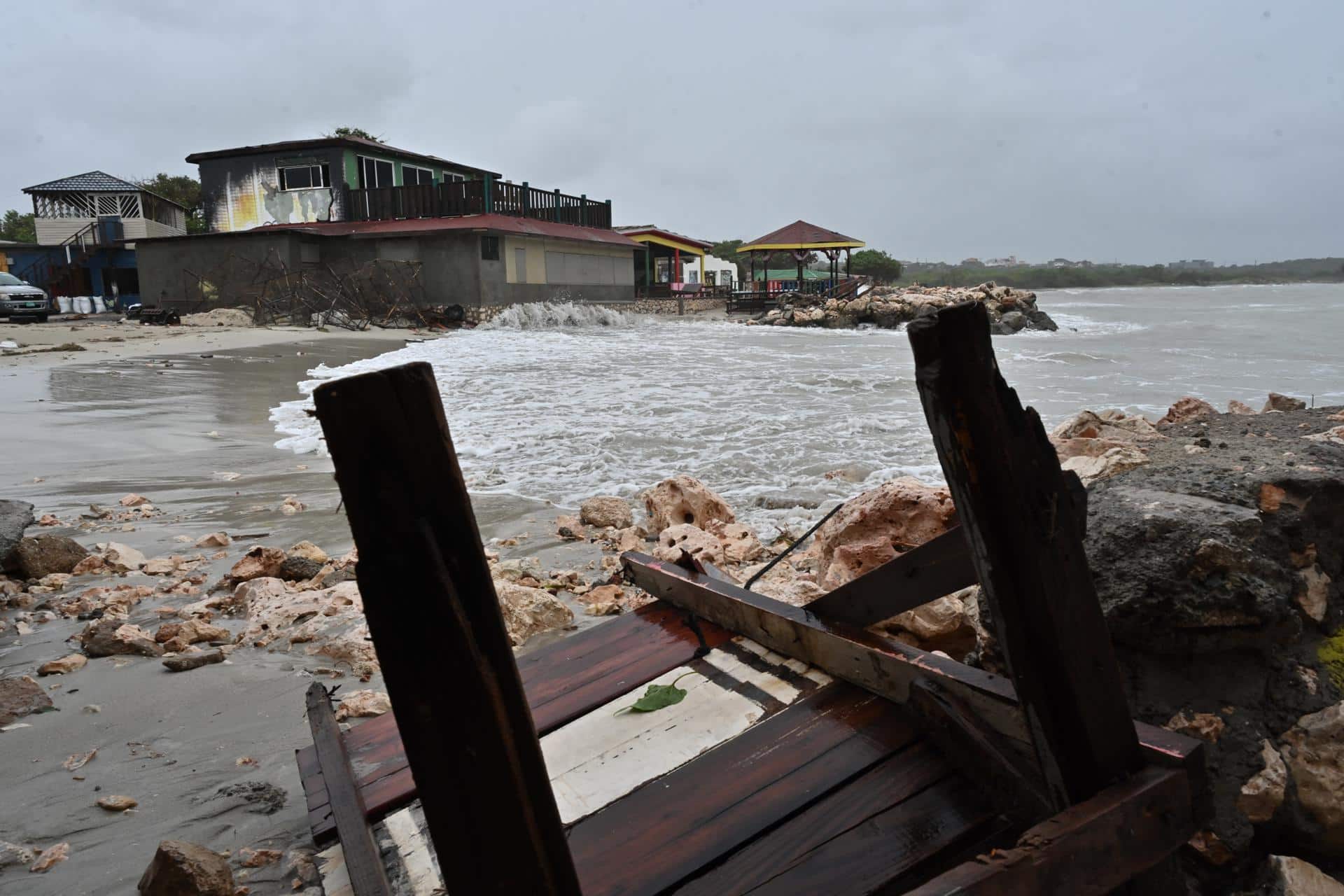 Fotografía de la playa pesquera de Port Henderson ayer lunes en Jamaica. EFE/Rudolph Brown