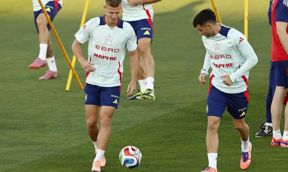 Dani Olmo (i) y Pedri, durante un entrenamiento de la selección en Las Rozas. EFE/ Rodrigo Jiménez
