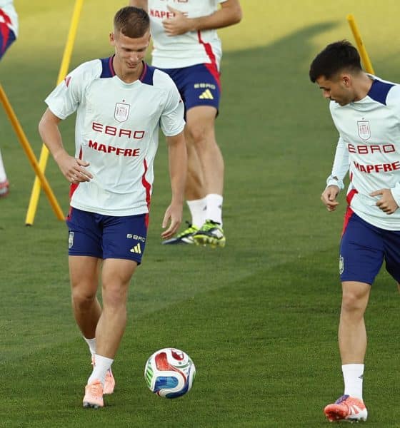 Dani Olmo (i) y Pedri, durante un entrenamiento de la selección en Las Rozas. EFE/ Rodrigo Jiménez