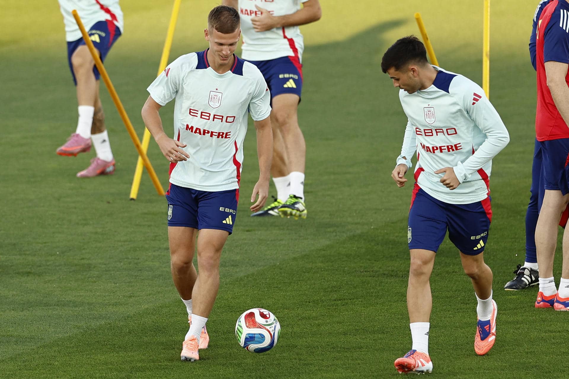 Dani Olmo (i) y Pedri, durante un entrenamiento de la selección en Las Rozas. EFE/ Rodrigo Jiménez