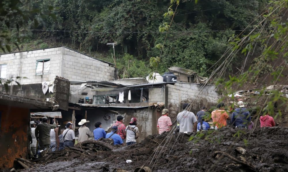 Personas observan una zona afectada por las fuertes lluvias en Huauchinango (México). Imagen de archivo.EFE/ Hilda Ríos