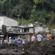 Personas observan una zona afectada por las fuertes lluvias en Huauchinango (México). Imagen de archivo.EFE/ Hilda Ríos