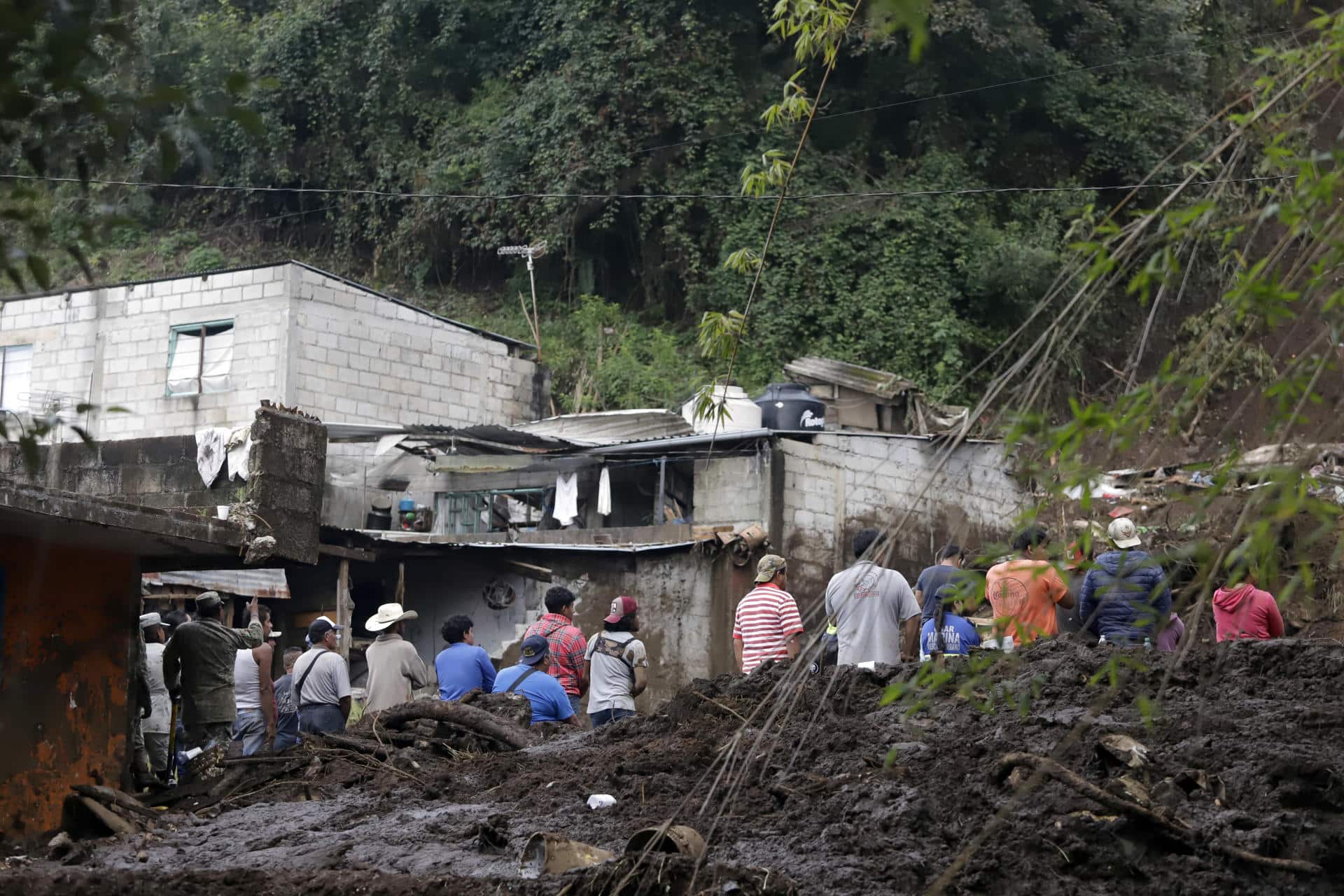 Personas observan una zona afectada por las fuertes lluvias en Huauchinango (México). Imagen de archivo.EFE/ Hilda Ríos