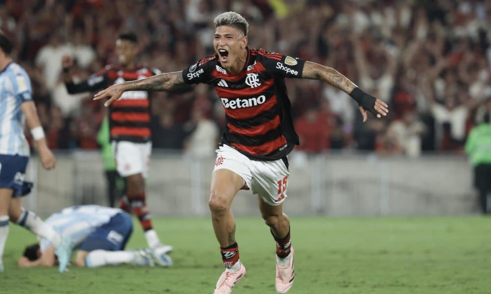 El  colombiano Jorge Carrascal celebra el gol que ha permitido a Flamengo ganar este miércoles el partido de ida de las semifinales de la Copa Libertadores por 1-0 a Racing Club en el estadio Maracaná de Río de Janeiro. EFE/ Antonio Lacerda