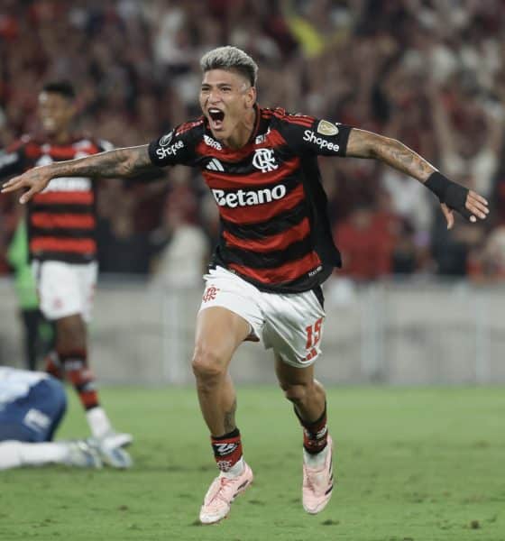 El  colombiano Jorge Carrascal celebra el gol que ha permitido a Flamengo ganar este miércoles el partido de ida de las semifinales de la Copa Libertadores por 1-0 a Racing Club en el estadio Maracaná de Río de Janeiro. EFE/ Antonio Lacerda