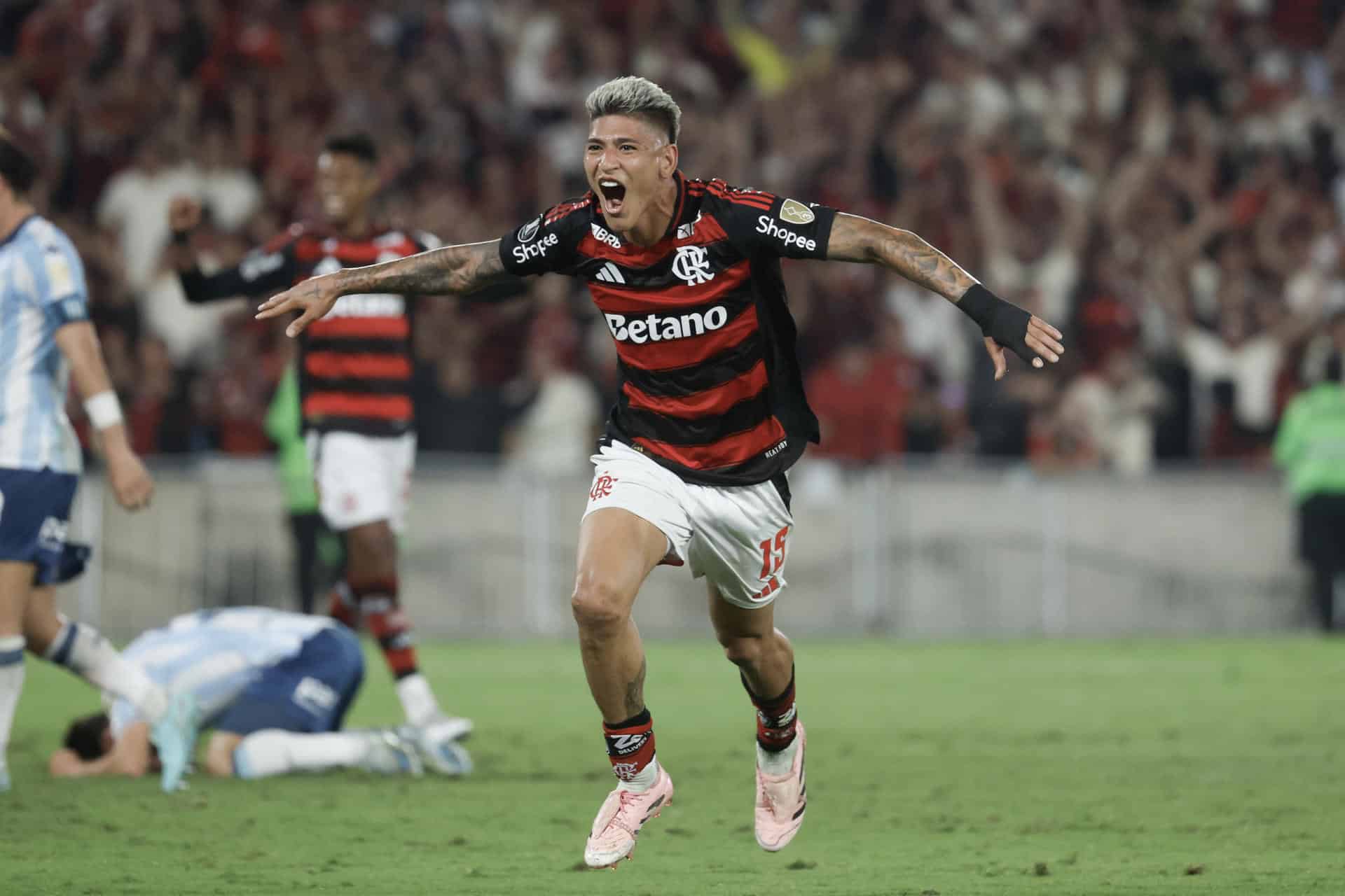 El colombiano Jorge Carrascal celebra el gol que ha permitido a Flamengo ganar este miércoles el partido de ida de las semifinales de la Copa Libertadores por 1-0 a Racing Club en el estadio Maracaná de Río de Janeiro. EFE/ Antonio Lacerda