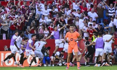 El defensa del Sevilla José Carmona celebra su gol contra el Barcelona, durante el partido de la jornada 8 de Laliga EA Sports, en el estadio Sánchez-Pizjuán en Sevilla.-EFE/ Raúl Caro