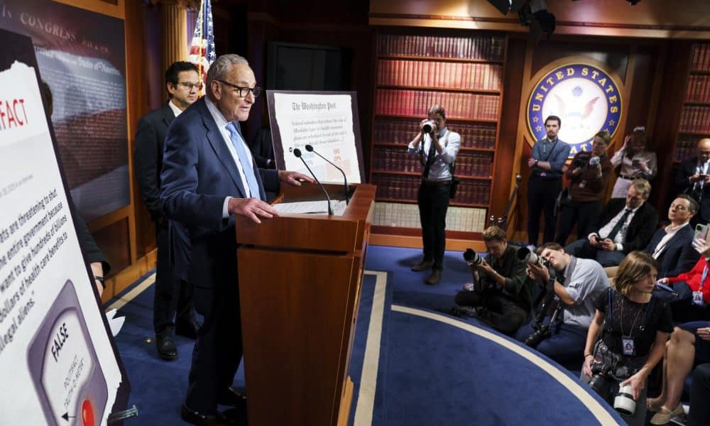 El líder de la minoría del Senado de Estados Unidos, Chuck Schumer, habla el 3 de octubre de 2025. EFE/Will Oliver