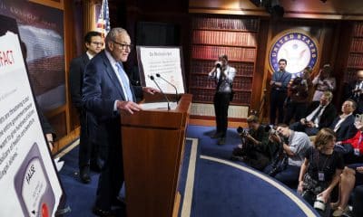 El líder de la minoría del Senado de Estados Unidos, Chuck Schumer, habla el 3 de octubre de 2025. EFE/Will Oliver