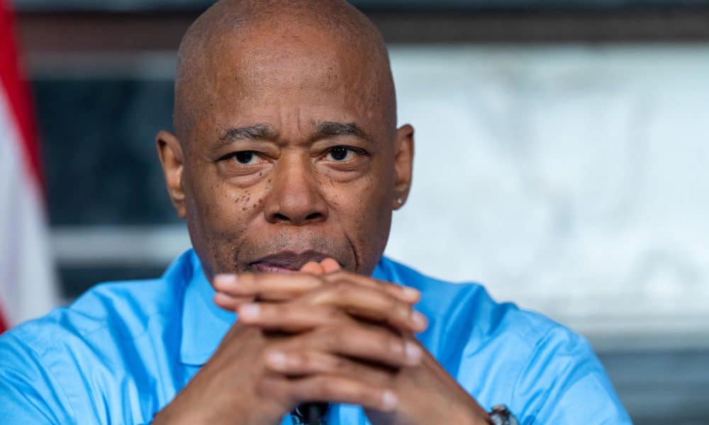 El alcalde de Nueva York, Eric Adams, asiste durante una rueda de prensa en Nueva York (Estados Unidos). Imagen de archivo. EFE/ Angel Colmenares