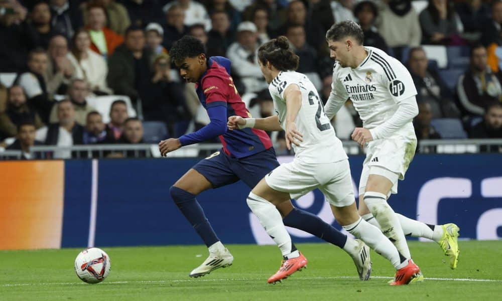 El delantero del FC Barcelona Lamine Yamal (i) en el clásico del año pasado jugado el estadio Santiago Bernabéu, en Madrid en foto de archivo de Juanjo Martín. EFE