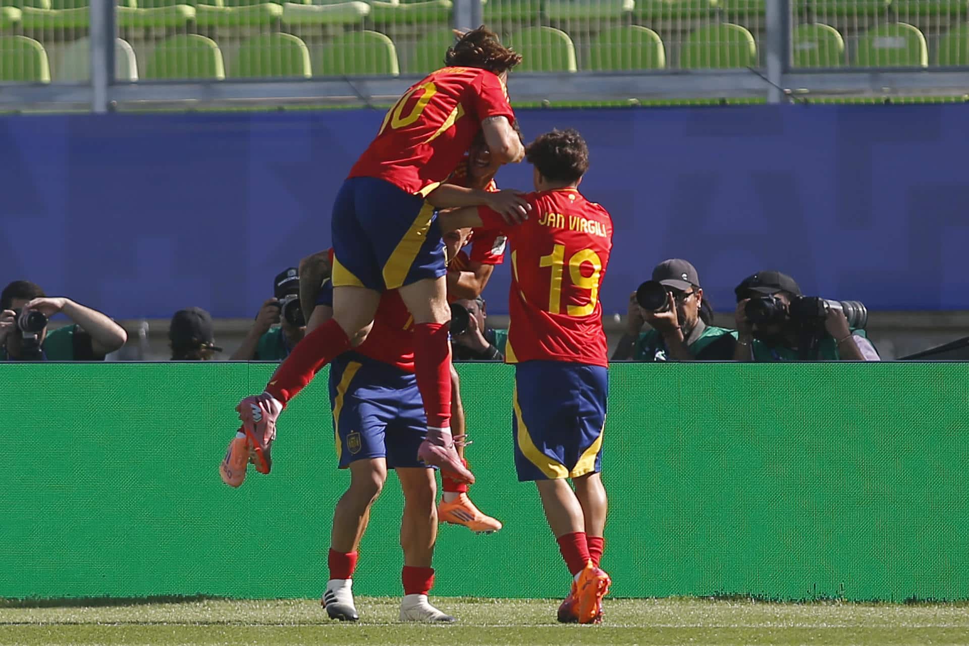 Jugadores de España celebran un gol en un partido de octavos de final de la Copa Mundial Sub-20. EFE/ Esteban Garay