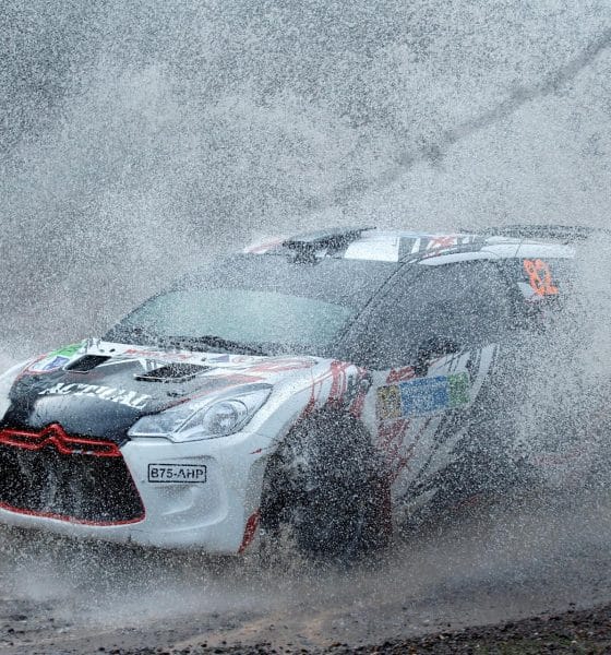Fotografía de archivo donde aparece el piloto mexicano Ricardo Cordero y el copiloto Marco Hernández conducen su Citroen DS3 R5. EFE/Francisco Guasco