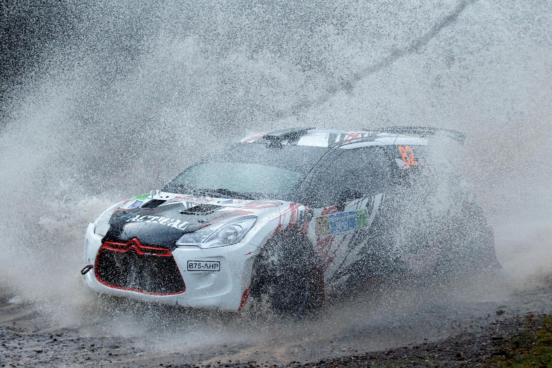 Fotografía de archivo donde aparece el piloto mexicano Ricardo Cordero y el copiloto Marco Hernández conducen su Citroen DS3 R5. EFE/Francisco Guasco