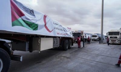 Camiones cargados con ayuda humanitaria esperan en fila en el cruce fronterizo de Rafah, entre Egipto y la Franja de Gaza, en Rafah, Norte de Sinaí, Egipto, en una imagen del 12 de octubre de 2025. EFE/EPA/STRINGER